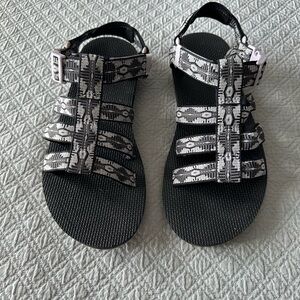 Teva Women’s Sandals in Black and White Pattern Size 8 like new